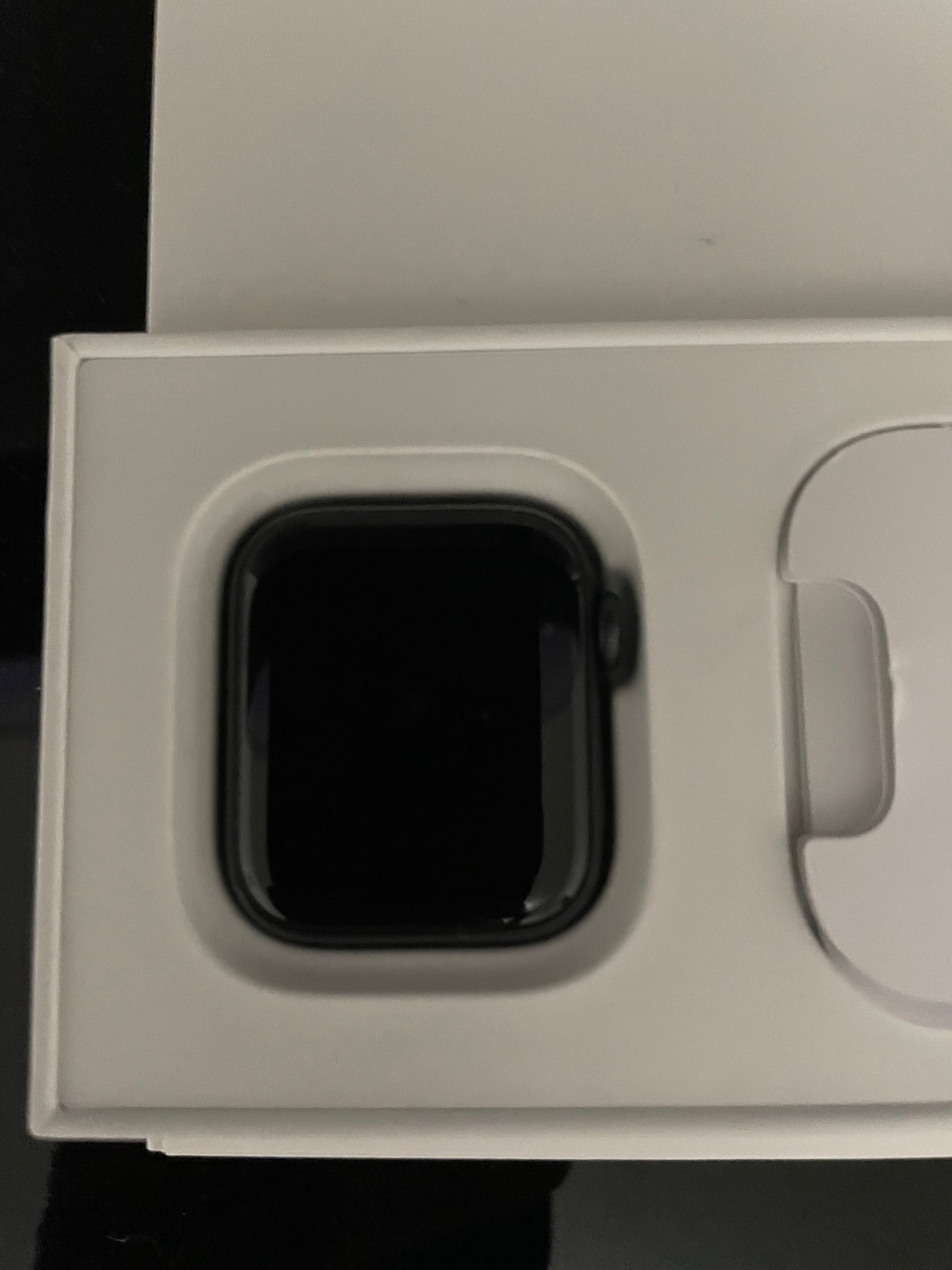 Apple Watch SE 40mm (Refurbished) Space Grey GPS.  Amazing Condition 9/10 Unlocked Ready to Connect! Comes with Apple Watch Band & Charger!